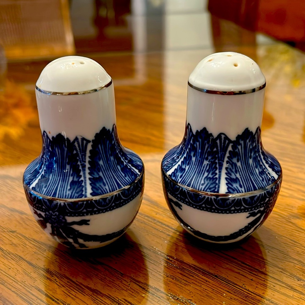 BOMBAY COMPANY Asian Garden Vintage  Salt and Pepper Shaker.